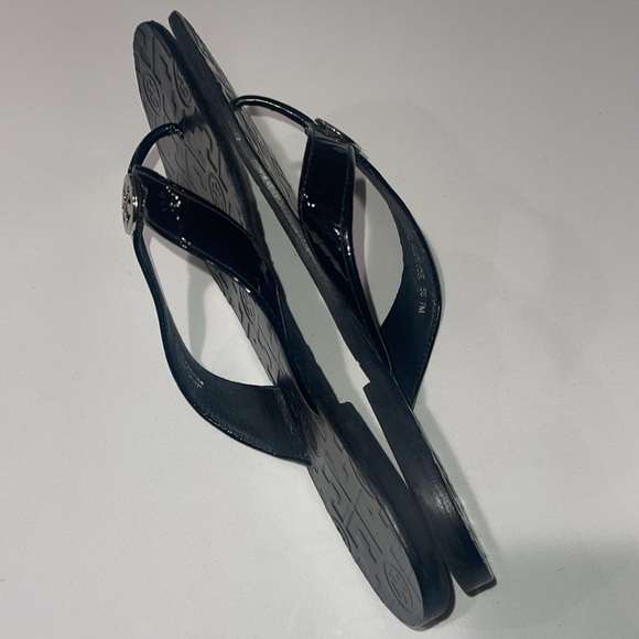 TORY BURCH (EUC) Women’s Black Patent Look Thong Sandals With Silver Logo Size 7 - Picture 6 of 11